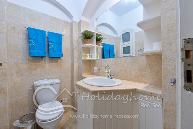 Badezimmer 1 im Erdgeschoss mit Dusche 