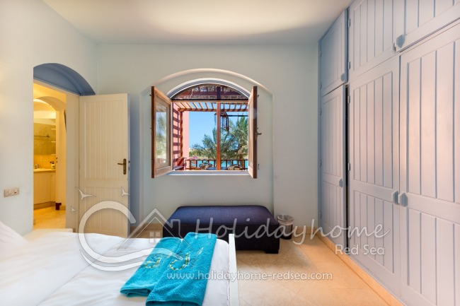 Schlafzimmer 3 mit Blick zum Balkon 
