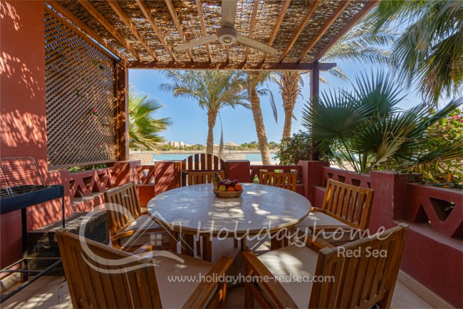 Terrasse mit gro&szlig;em Tisch und Zugang zur Lagune
