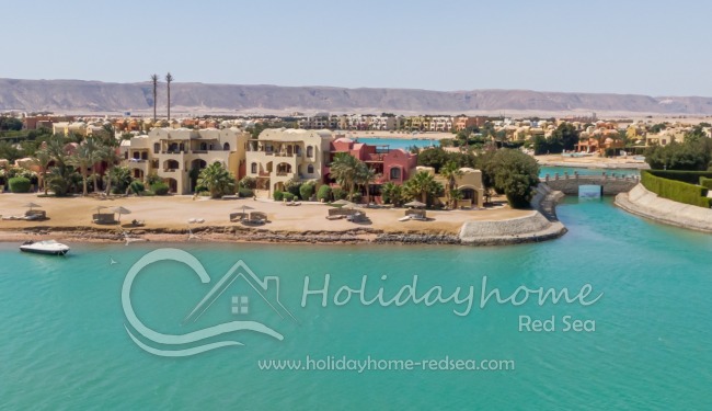 Blick &uuml;ber die Lagune auf das Haus (rot)
