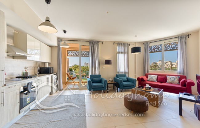 Wohnzimmer mit Zugang zum Balkon