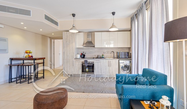 Voll ausgestattete K&uuml;che mit Wasserspender und Esstisch