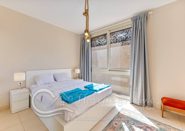 Schlafzimmer mit Doppelbett 