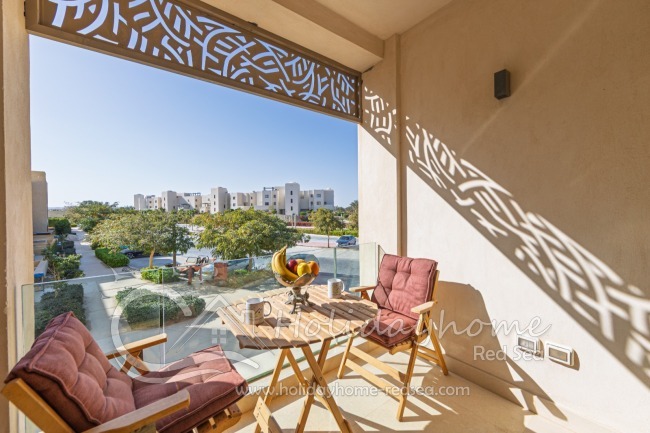 Balkon mit Sitzgelegenheit und Tisch