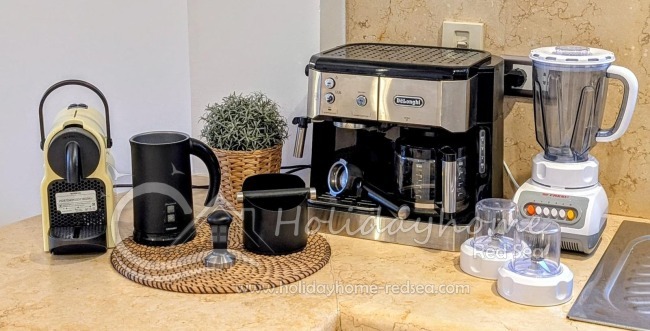 Kaffeemaschine von De'Longhi, Espresso-Kapselmaschine, Mixer und Milchaufsch&auml;umer