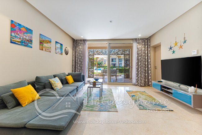 Wohnzimmer mit Zugang zur Terrasse und zum Pool