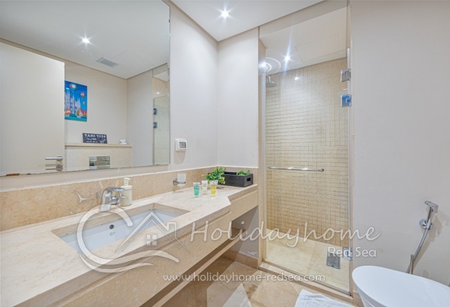 Badezimmer mit gro&szlig;er Dusche