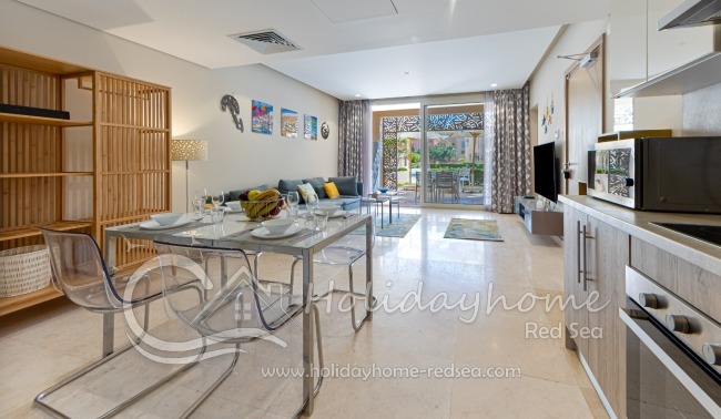 Helles Wohnzimmer mit Essbereich und K&uuml;che