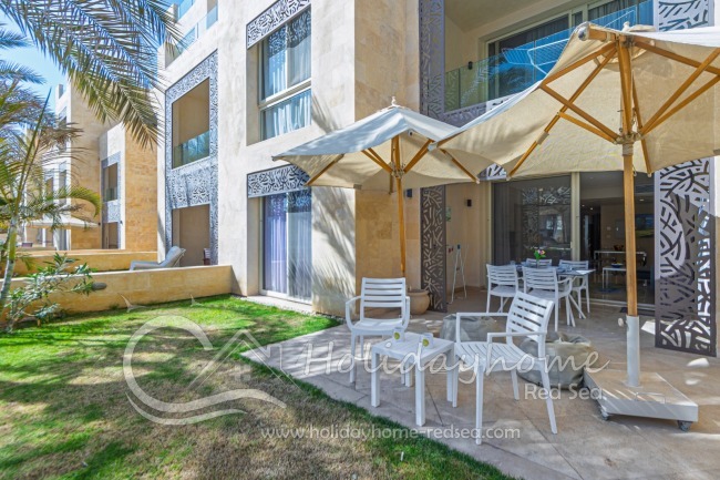 Gro&szlig;e Terrasse mit Garten und Zugang zum Pool