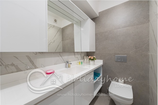 Modernes Badezimmer mit gro&szlig;z&uuml;gigem Stauraum und Ablagefl&auml;che