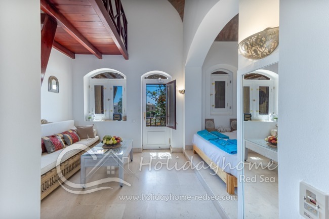 Orientalischer Wohnbereich mit zus&auml;tzlicher Sitzecke auf Podest und Balkon