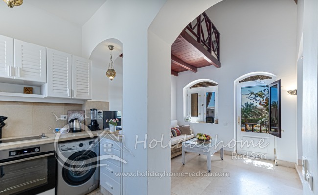 Voll ausgestattete K&uuml;che mit Esstheke und Barhockern 