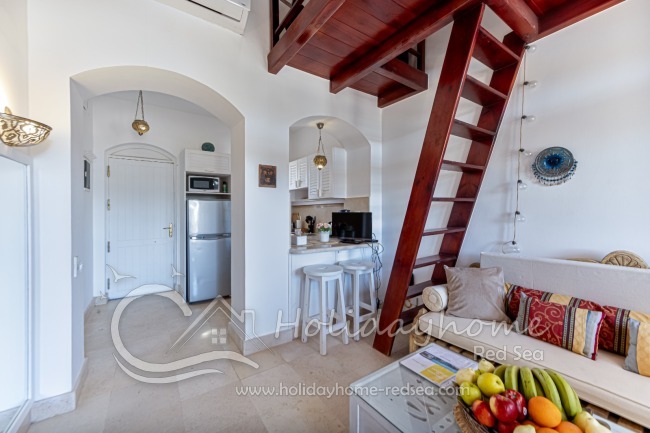 Offener Wohnbereich mit K&uuml;che und Treppe zum Podest