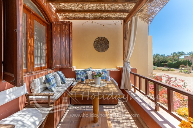 Balkon mit gem&uuml;tlicher Sitzecke 