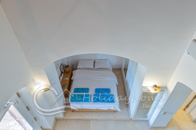 Blick aufs Bett vom Podest 