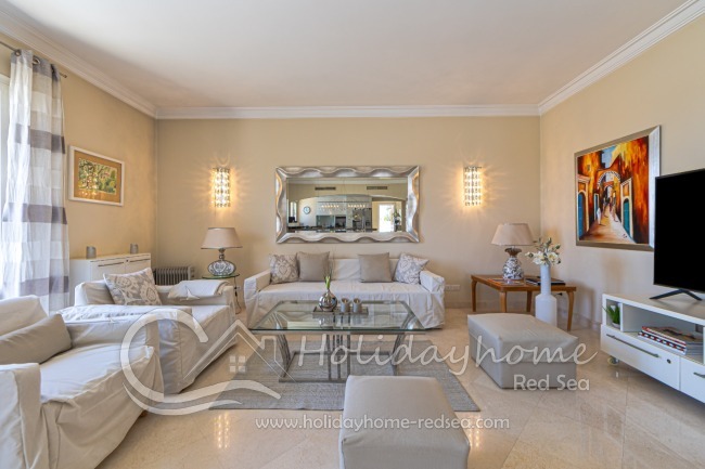 Geschmackvolles Wohnzimmer mit gro&szlig;em Smart TV