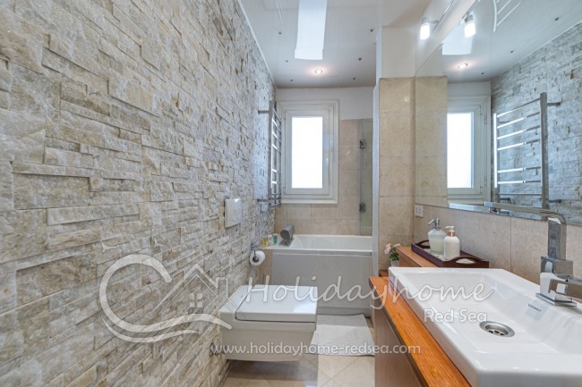 Zweites Badezimmer mit Badewanne/Dusch-Kombination