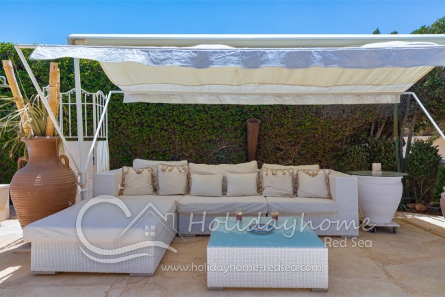 Gem&uuml;tliche Lounge mit Sonnendach