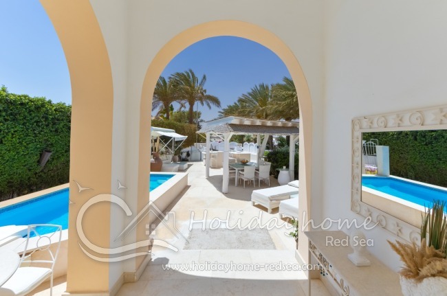 Eingangsbereich mit Blick zur Terrasse 