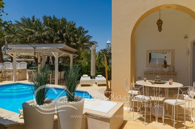 Pool und Sitzbereich