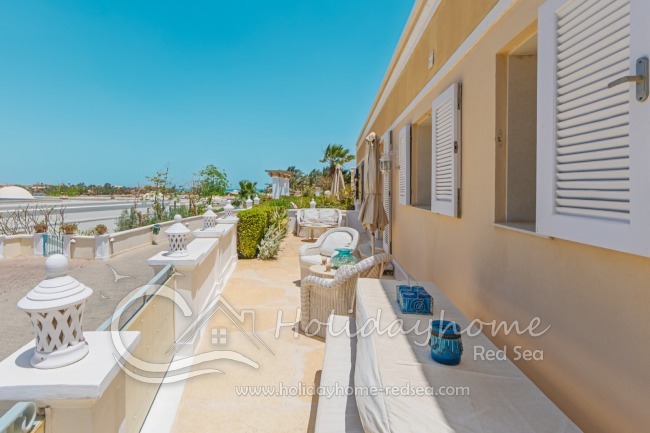 Terrasse an der Hausseite 