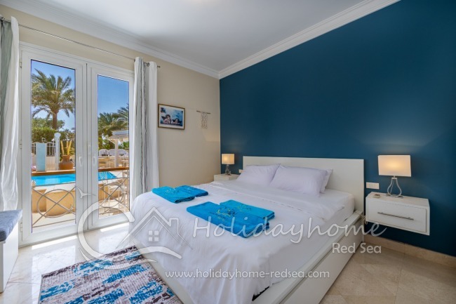 Schlafzimmer mit Poolblick