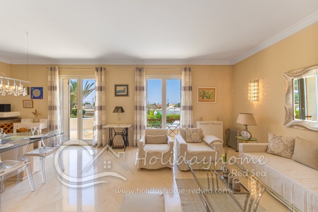 Gem&uuml;tliches Wohnzimmer mit Zugang zur Terrasse an der Seite des Hauses 