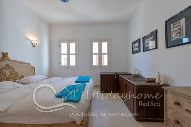 Schlafzimmer mit Kommoden und Kleiderschrank