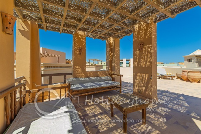 Dachterrasse mit gro&szlig;er Sitzecke 