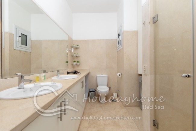 Badezimmer 2 mit gro&szlig;em Spiegel und Dusche