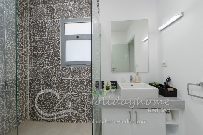 Badezimmer 1 mit gro&szlig;er Dusche 