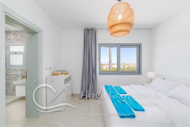 Schlafzimmer 1 mit Doppelbett und Badezimmer