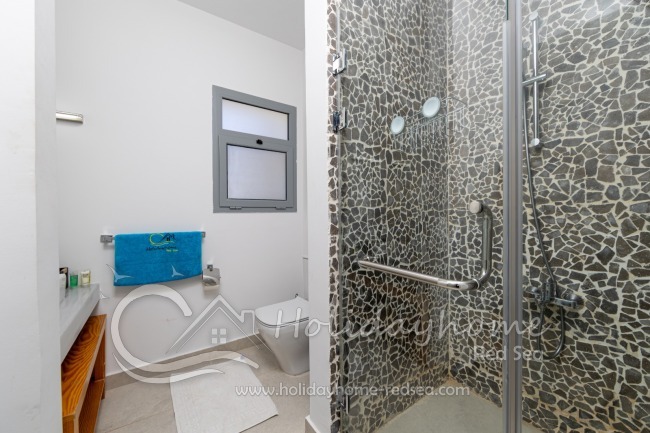 Zweites Badezimmer mit ger&auml;umiger Dusche