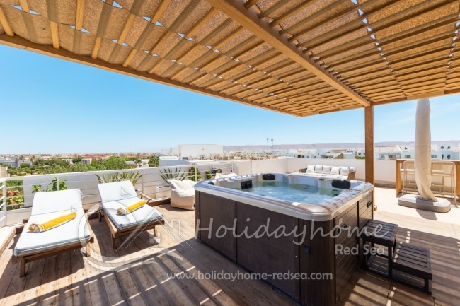 Dachterrasse mit Jacuzzi und Sonnenliegen