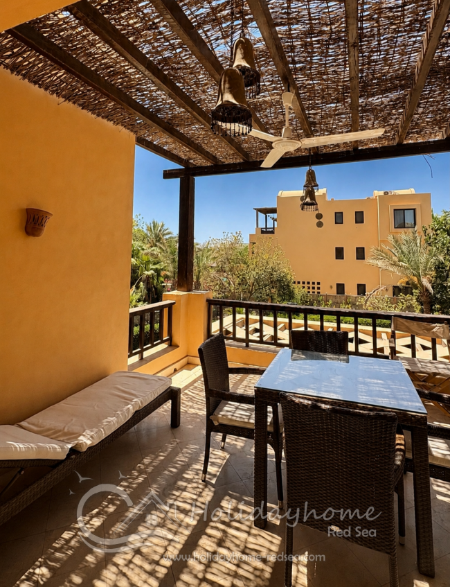 Gro&szlig;er Balkon mit Tisch, St&uuml;hlen und Sonnenliege