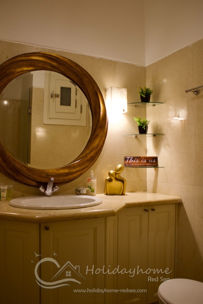 Badezimmer mit gro&szlig;em Spiegel und Dusche