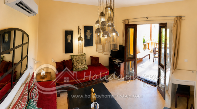 Orientalisches Wohnzimmer mit kleinem Schreibtisch und Zugang zum gro&szlig;en Balkon