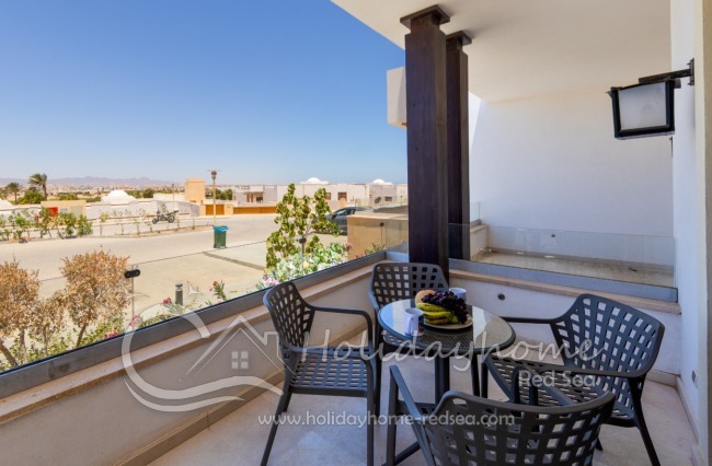 Balkon mit Tisch und St&uuml;hlen 