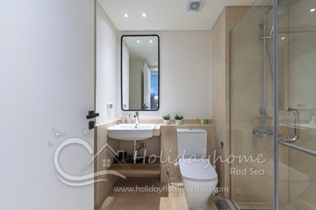 Modernes Badezimmer mit gro&szlig;er Dusche