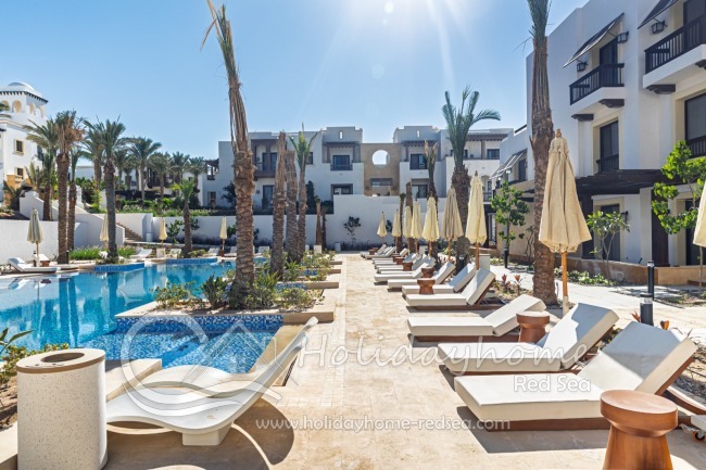 Liegen und Sonnenschirme am Pool