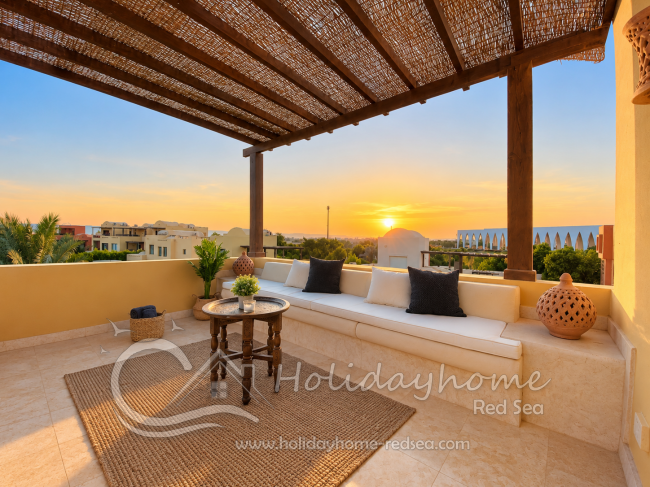 S&uuml;d-/West Dachterrasse mit Sonnenuntergang und Blick auf die Konzerthalle