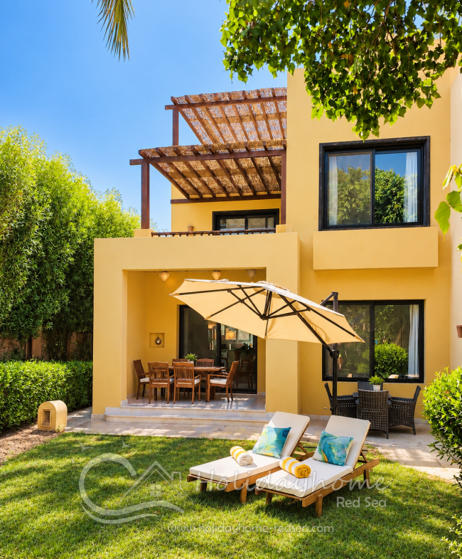 Hausansicht mit Ostterrasse und Garten