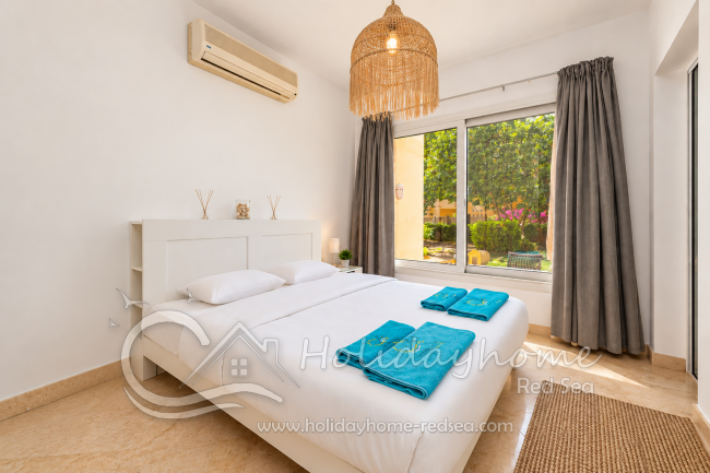 1. Schlafzimmer mit Bad en wuite und Zugang zur Ost-Terrasse