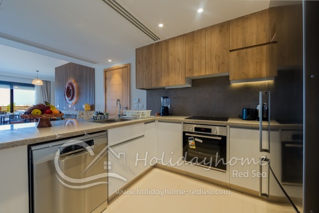 Voll ausgestattete, offene K&uuml;che mit allen Annehmlichkeiten. Mixer, Dolce Gusto Kaffeemaschine und Toaster. Geschirrsp&uuml;lmaschine, gro&szlig;er K&uuml;hlschrank und Ofen