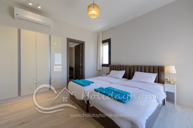 Schlafzimmer 1 mit en-suite Badezimmer mit Dusche 