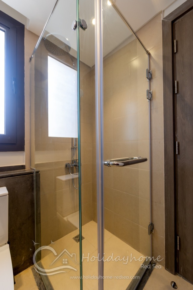 Gro&szlig;e Dusche im Badezimmer 1