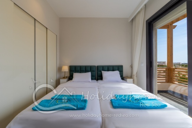 Schlafzimmer 2 mit gro&szlig;em Schrank und Balkon mit tollem Ausblick 