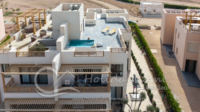 Blick auf das Apartment mit Balkon und Dachterrasse mit privatem Pool 