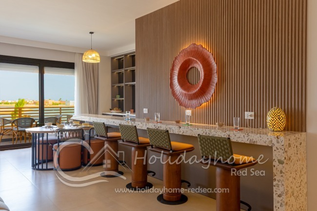 Bar mit Esstisch und Balkonblick