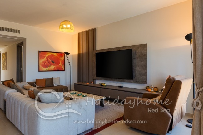 Gem&uuml;tliches Wohnzimmer mit gro&szlig;em Smart TV